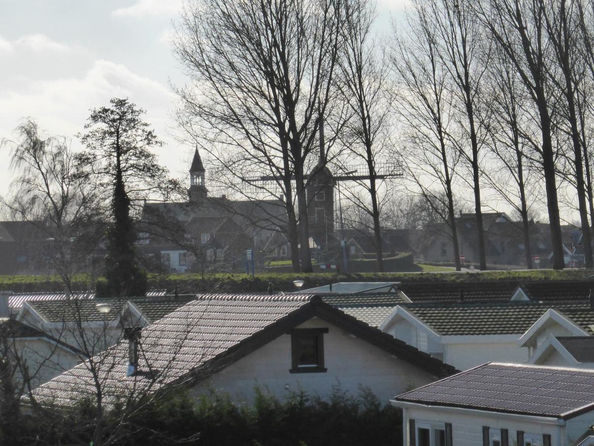 Villa Emilia - Gemuetliches Kinderfreundliches Blockhaus Mit Umzaeuntem Garten Sint Annaland Kültér fotó